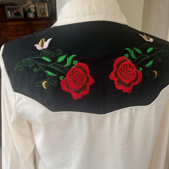Gianni Binni ladies top embroidered floral pearl accent buttons. Small - Picture 16 of 16